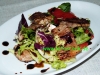 Bunter Salat mit Fleischstreifen und Sojasauce