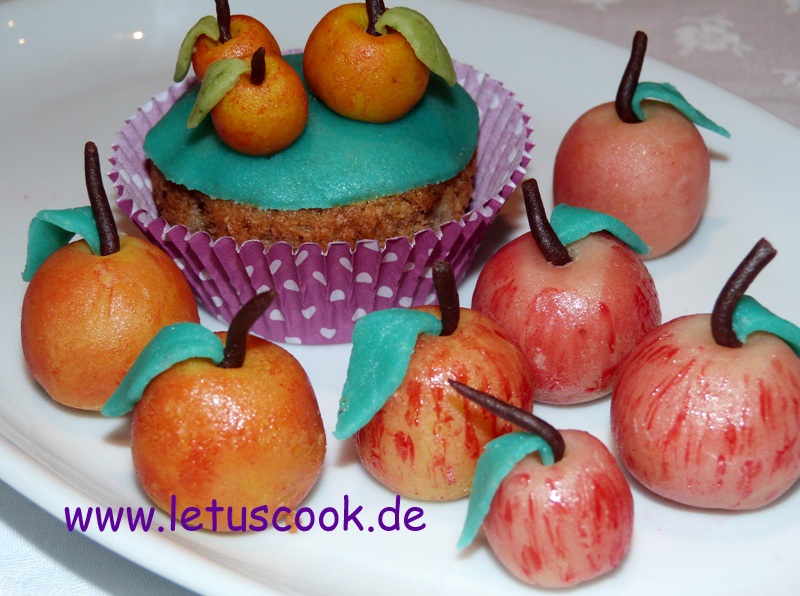 mandel-apfel-muffins mit Marzipanäpfeln