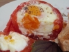 Servierfertige Überbackene Tomaten mit Ei