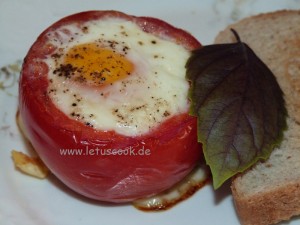 Überbackene Tomate mit Ei